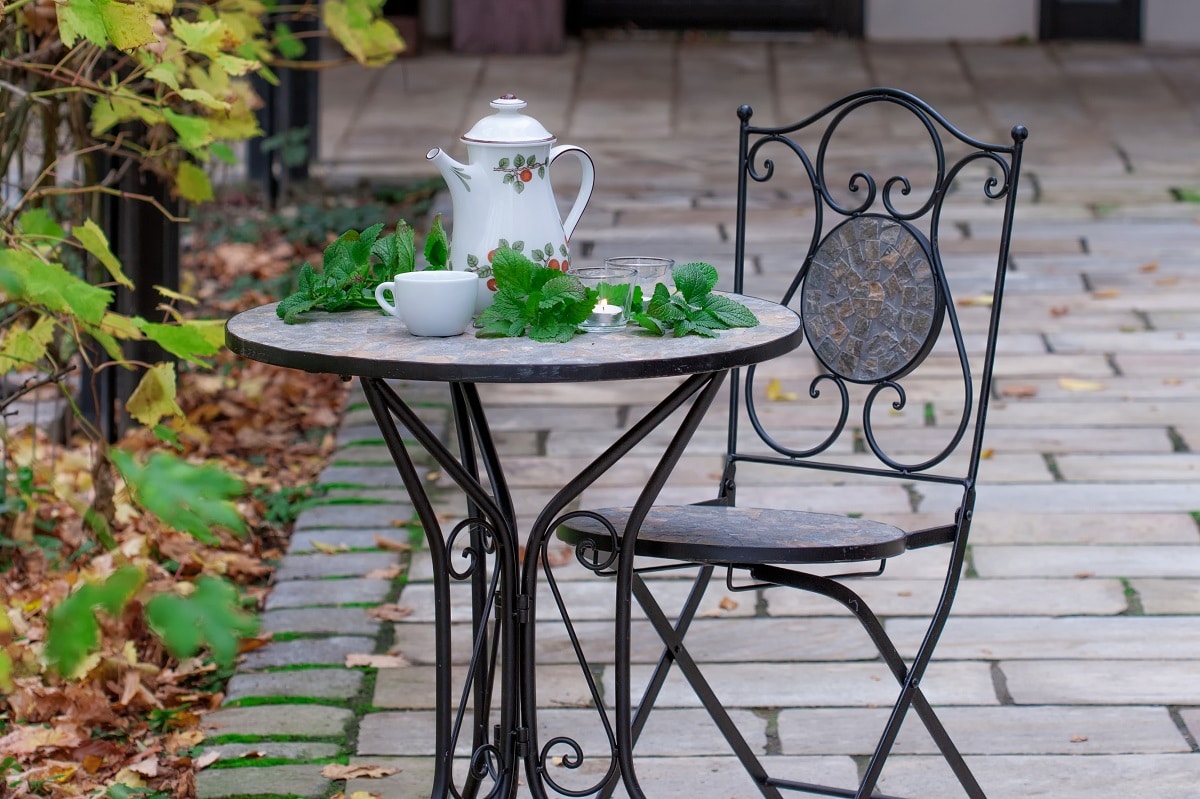 Vinegar in the garden keeps furniture clean