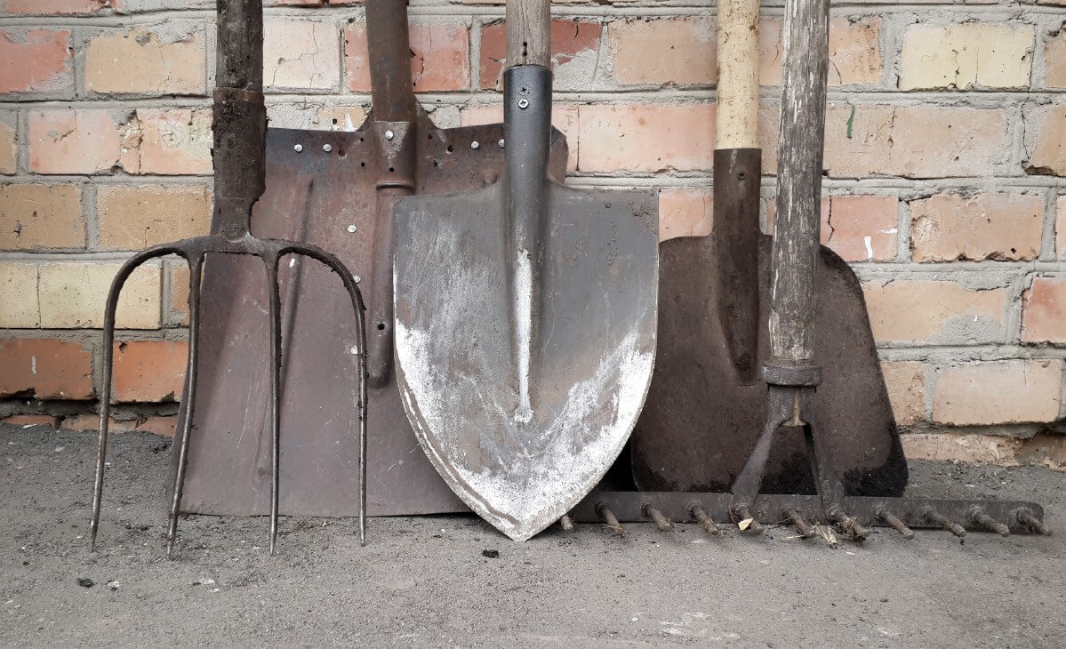 garden spade with sharpened edge