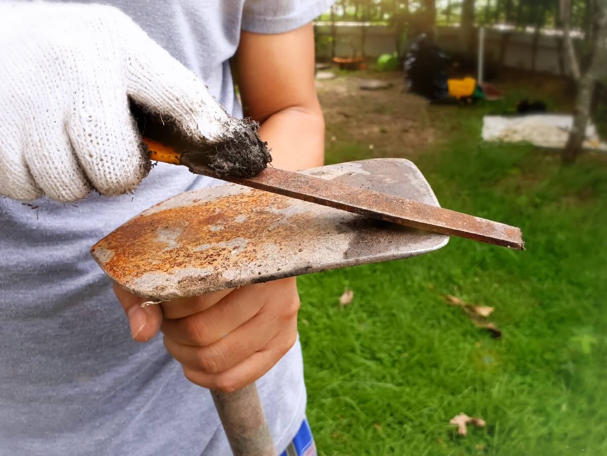 flat file sharpening garden hoe