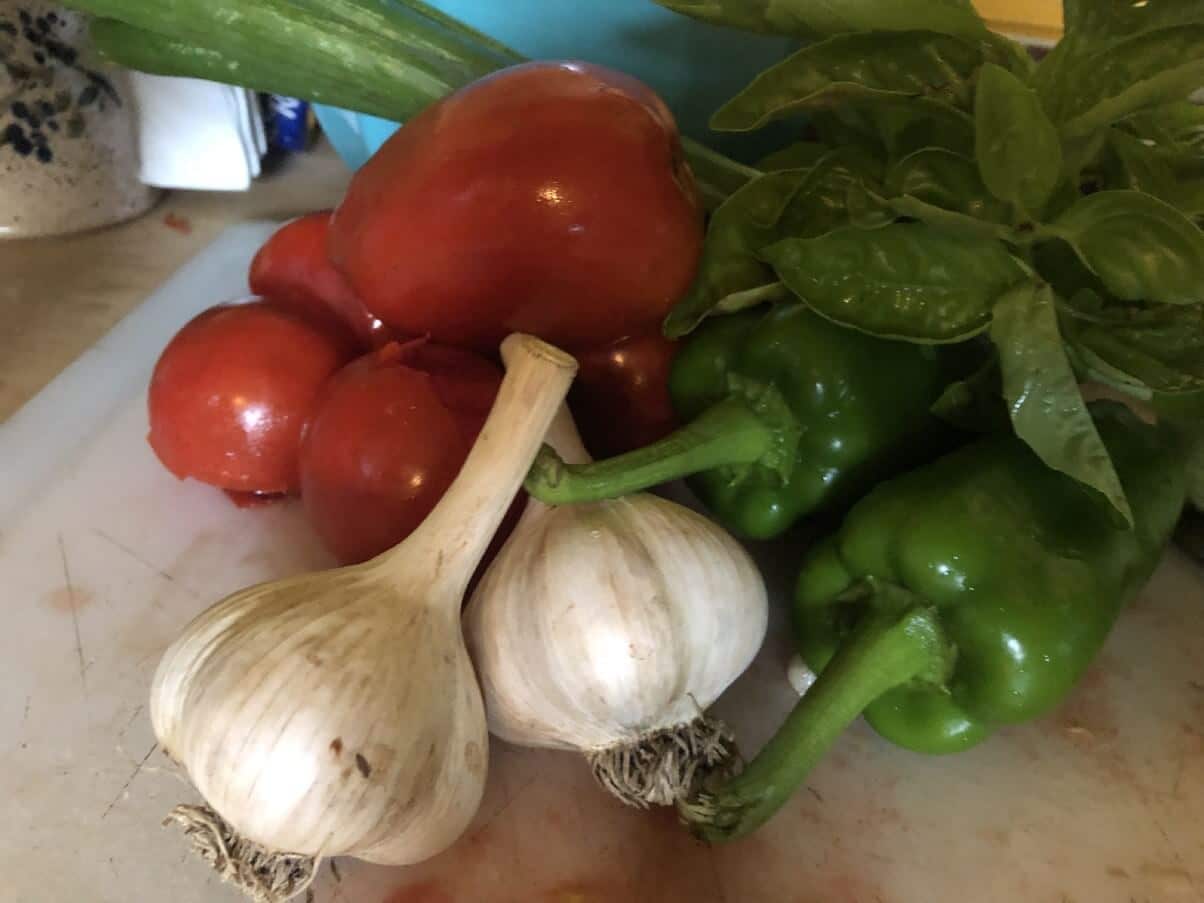 heads of fresh garlic with tomatoes and peppers