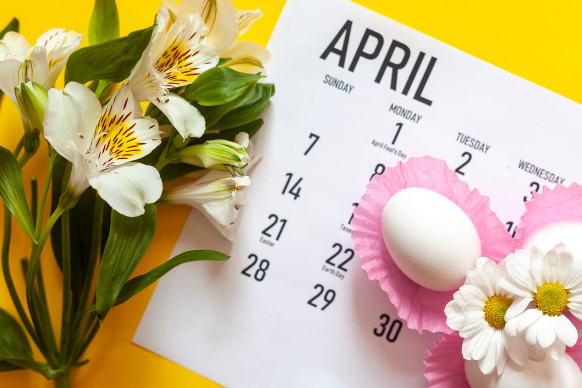 April calendar page with flowers and an Easter egg