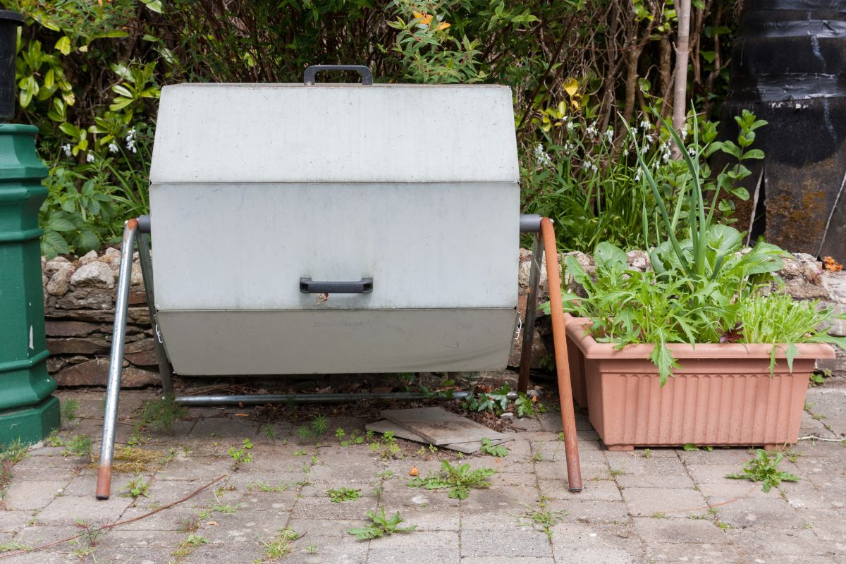 A fully closed rotating compost bin to keep rats and mice away