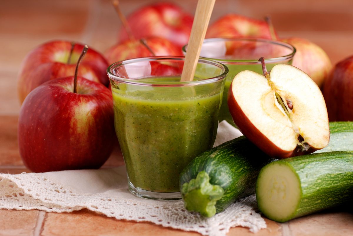 A zucchini smoothie made with fresh apples