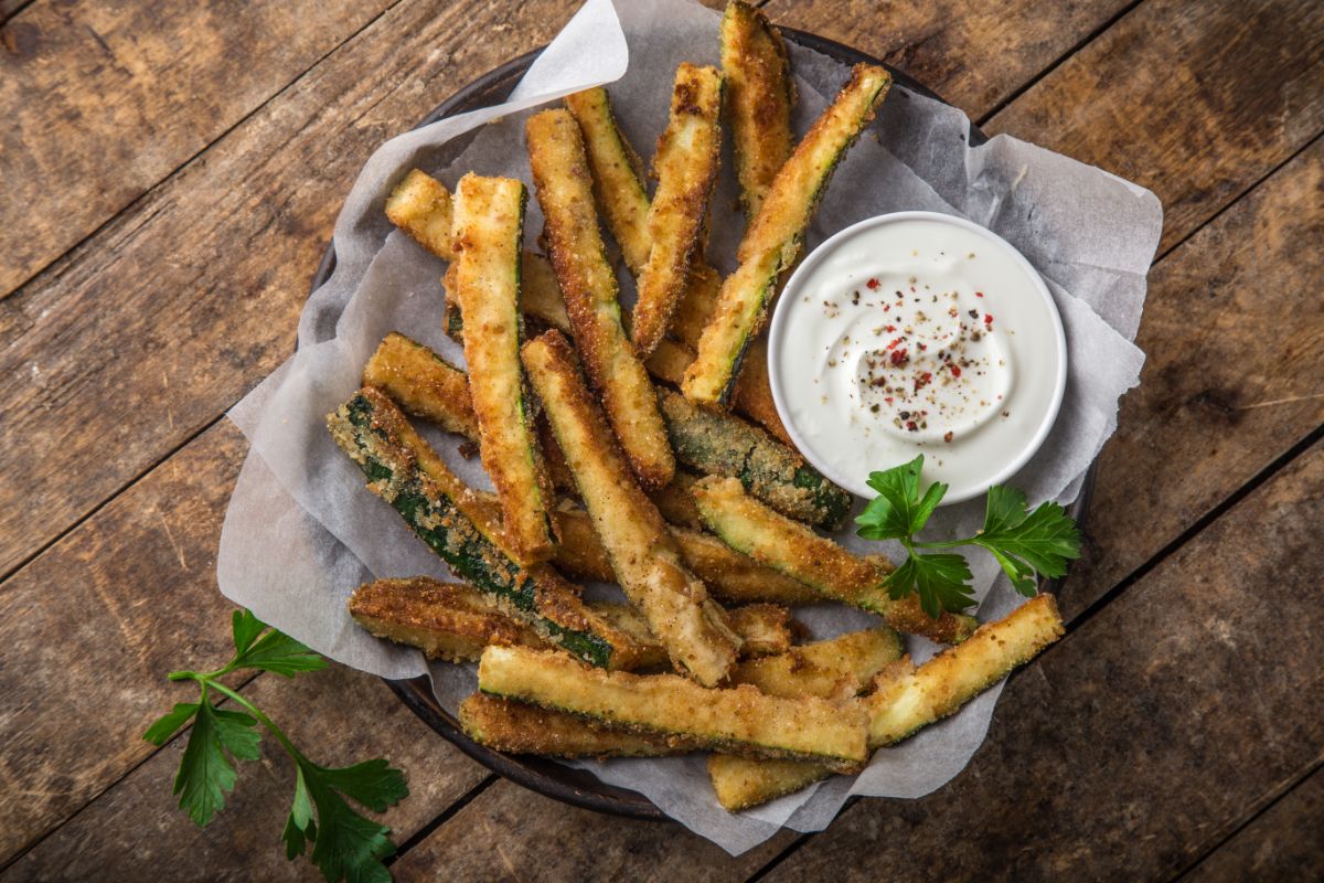 Breaded, seasoned zucchini fries with aioli