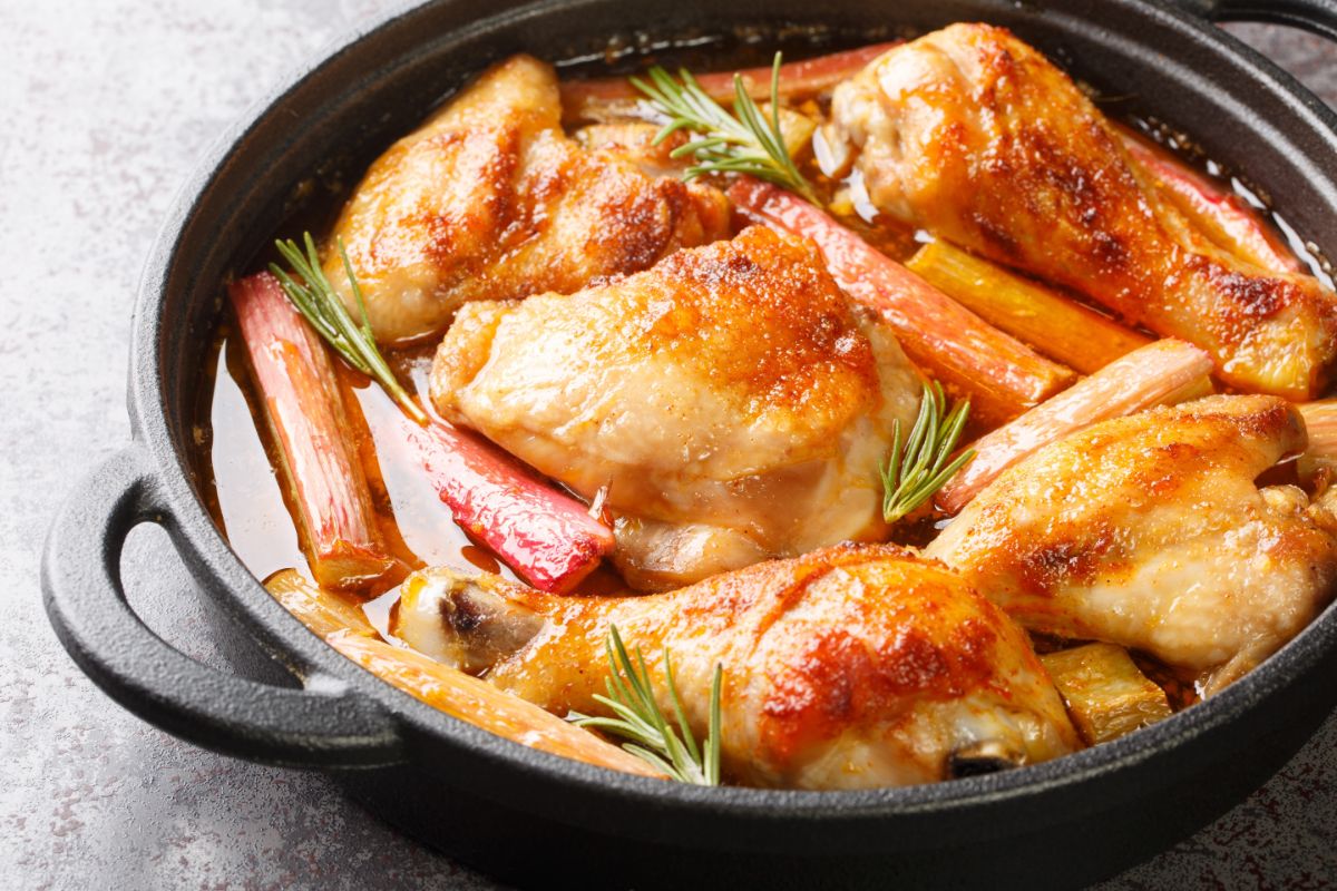 Chicken baked with rhubarb and rosemary