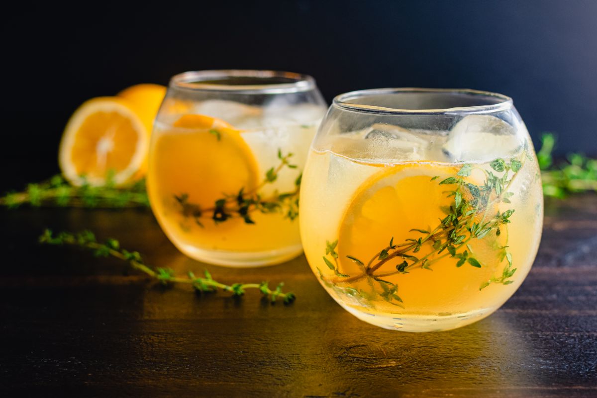 Sprigs of thyme in cocktails with slices of lemon
