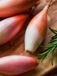 cropped-1-shallots-on-wooden-cutting-board.jpg