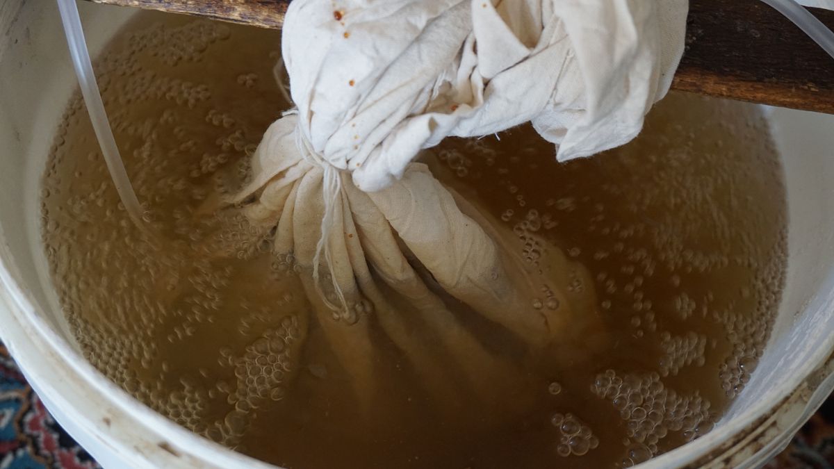 Old nylon stockings or old linens can be used for steeping worm castings
