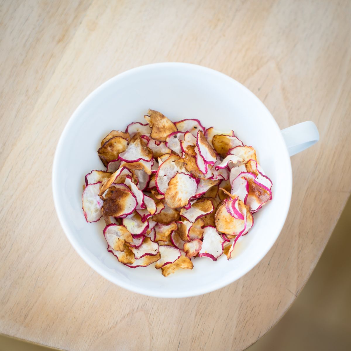 Dehydrated radish snacking chips