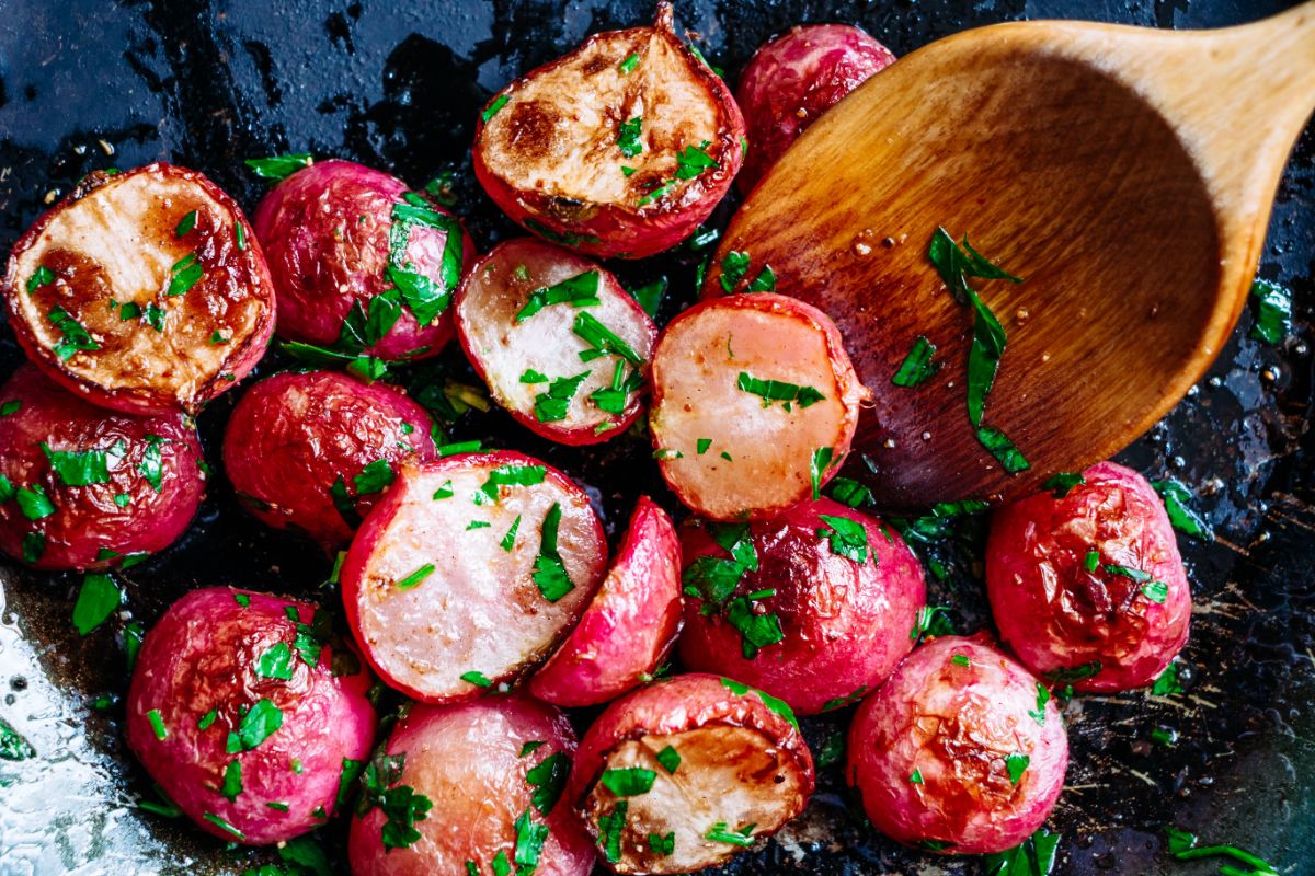 Roasted radishes with herbs