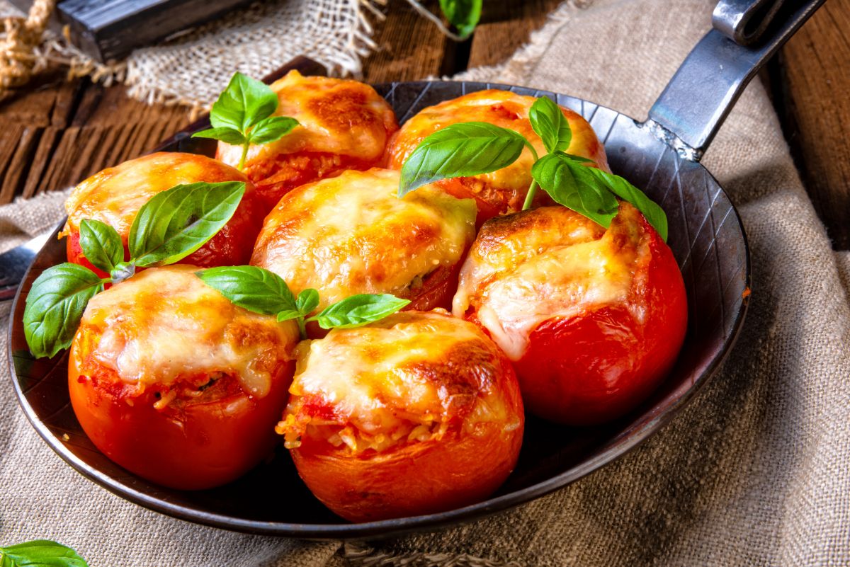 Cheese-topped baked stuffed tomatoes