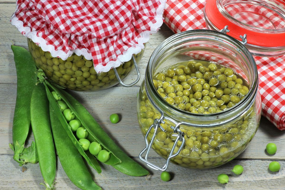A bail-top jar of canned peas