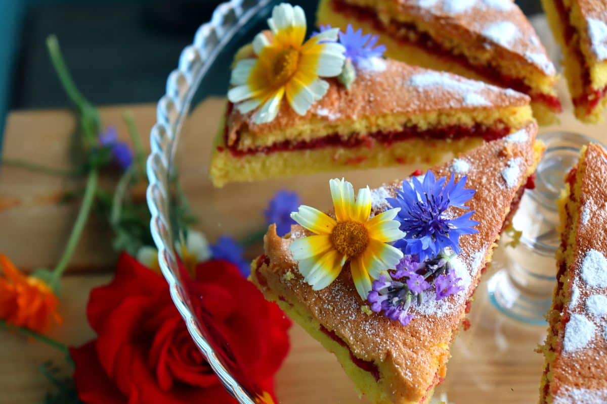 Cakes topped with pretty edible flowers