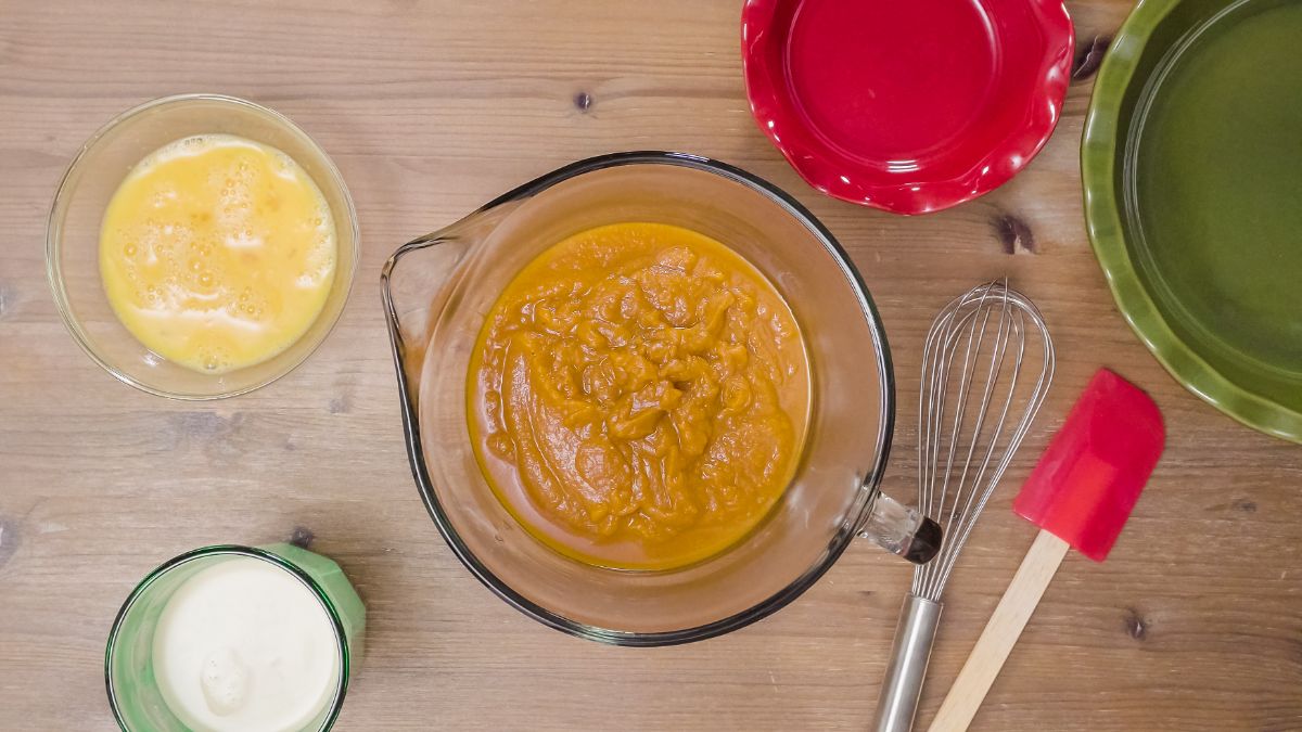 Pumpkin puree and ingredients for filling