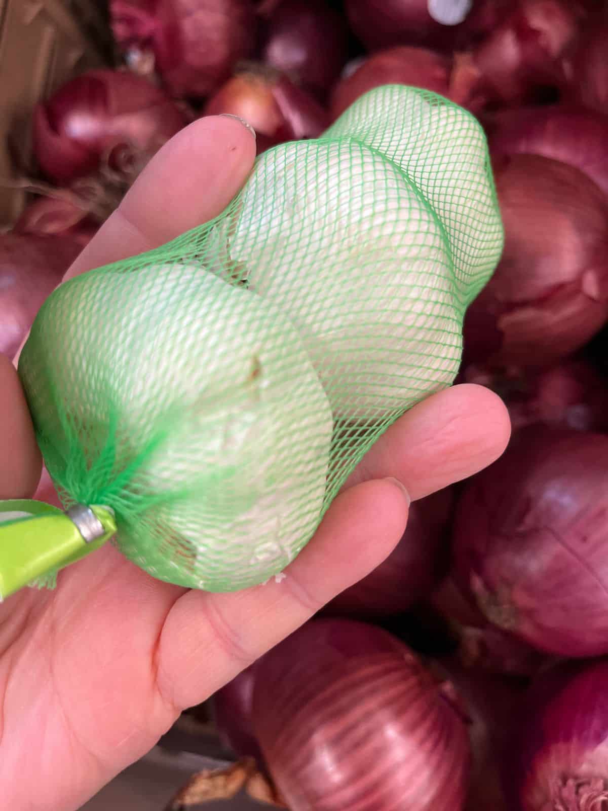 Garlic in grocery store bundles