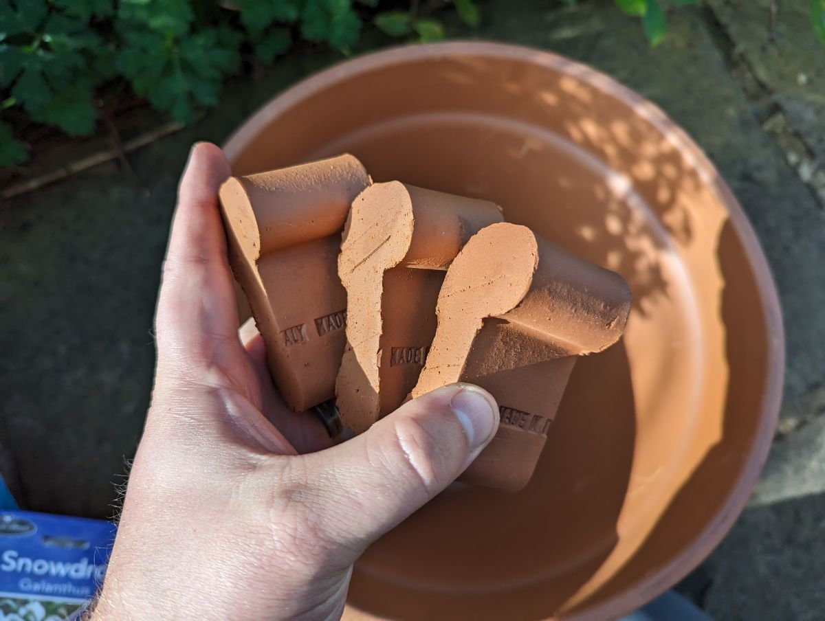 Pot feet for a terracotta container