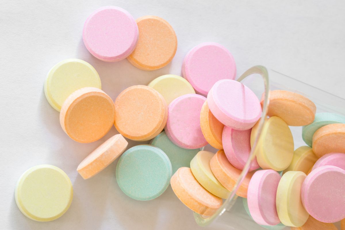 Colored antacid tablets