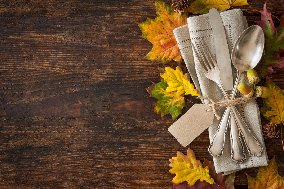 Oak leaves and acorns decorate a table setting