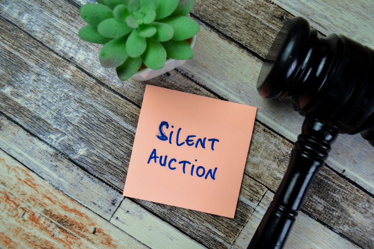 A note that says silent auction