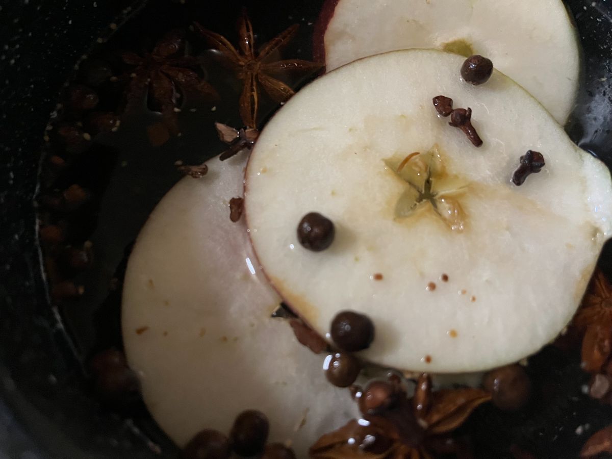 Apples and warm spice in a simmer pot