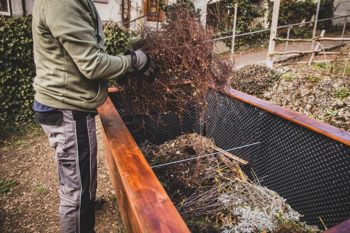 Using yard waste in the bottom of a raised bed for filler