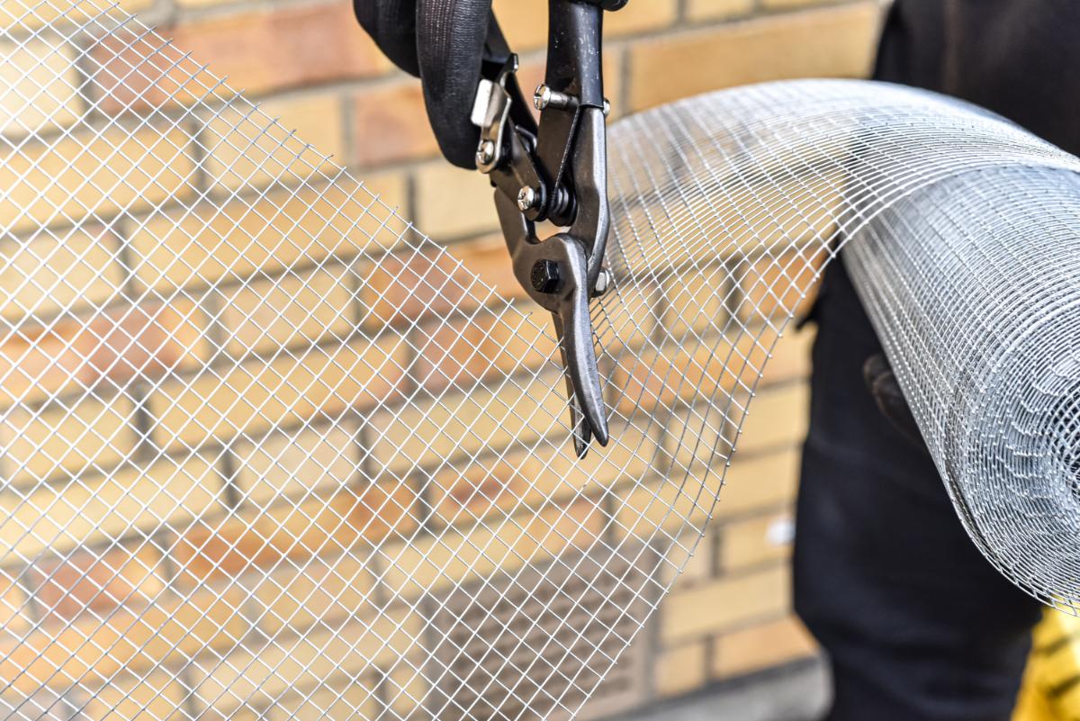 Cutting wire to make bulb baskets