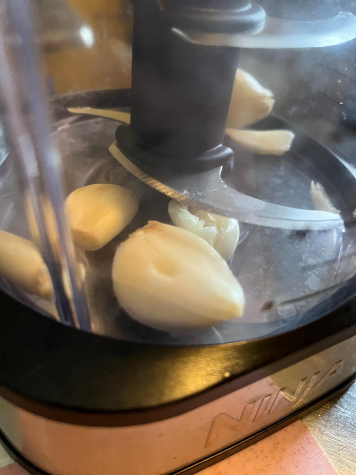 Double bladed blender for chopping garlic