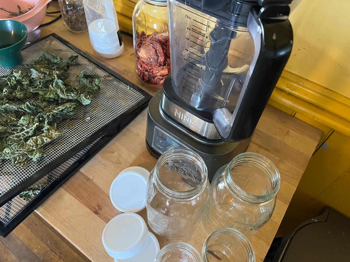 Powdering dried greens in a blender