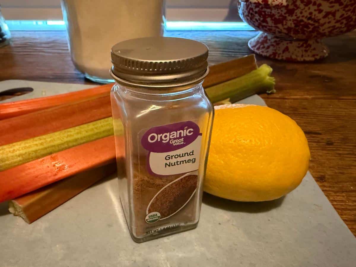 Nutmeg and lemon for rhubarb sauce